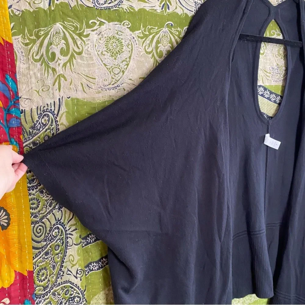 Lululemon Black Key to Warmth Short Sleeved Wrap One Size Fits All